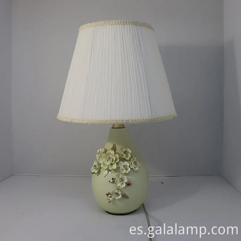 Elegante lámpara de mesa de cerámica de oro para dormitorio y sala de estar